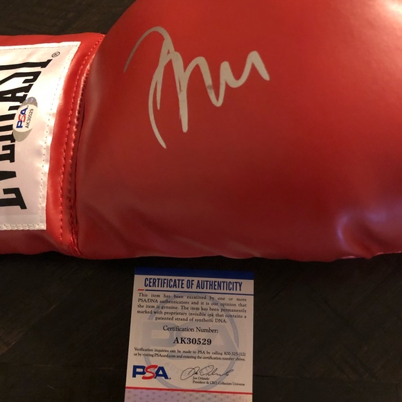 Vasyl Lomachenko Signed Glove PSA Authenticated ! - Picture 2 of 6